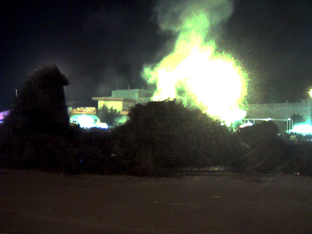 La Fòcara di Novoli in fiamme durante la festa di Sant'Antonio Abate