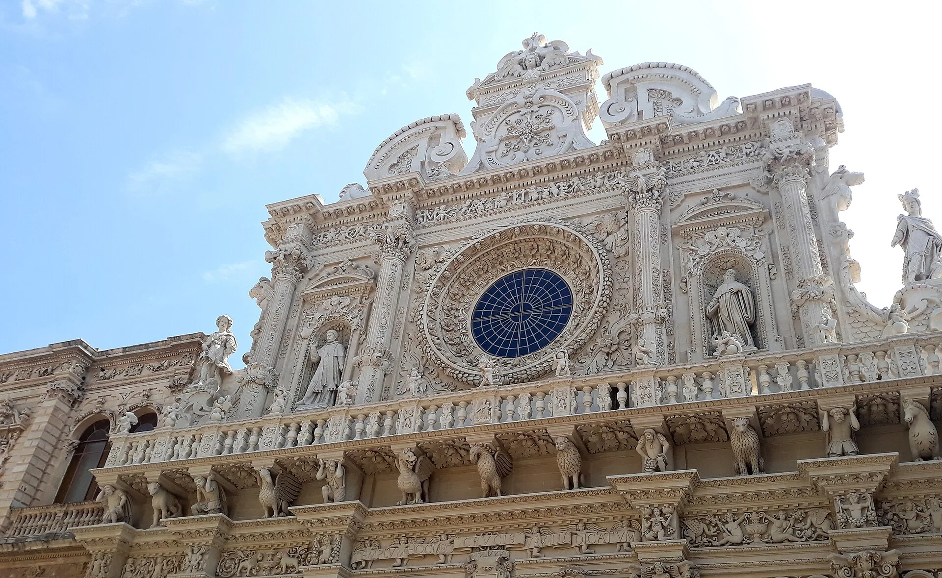 La facciata della Basilica di Santa Croce a Lecce, con le decorazioni scolpite nella pietra leccese