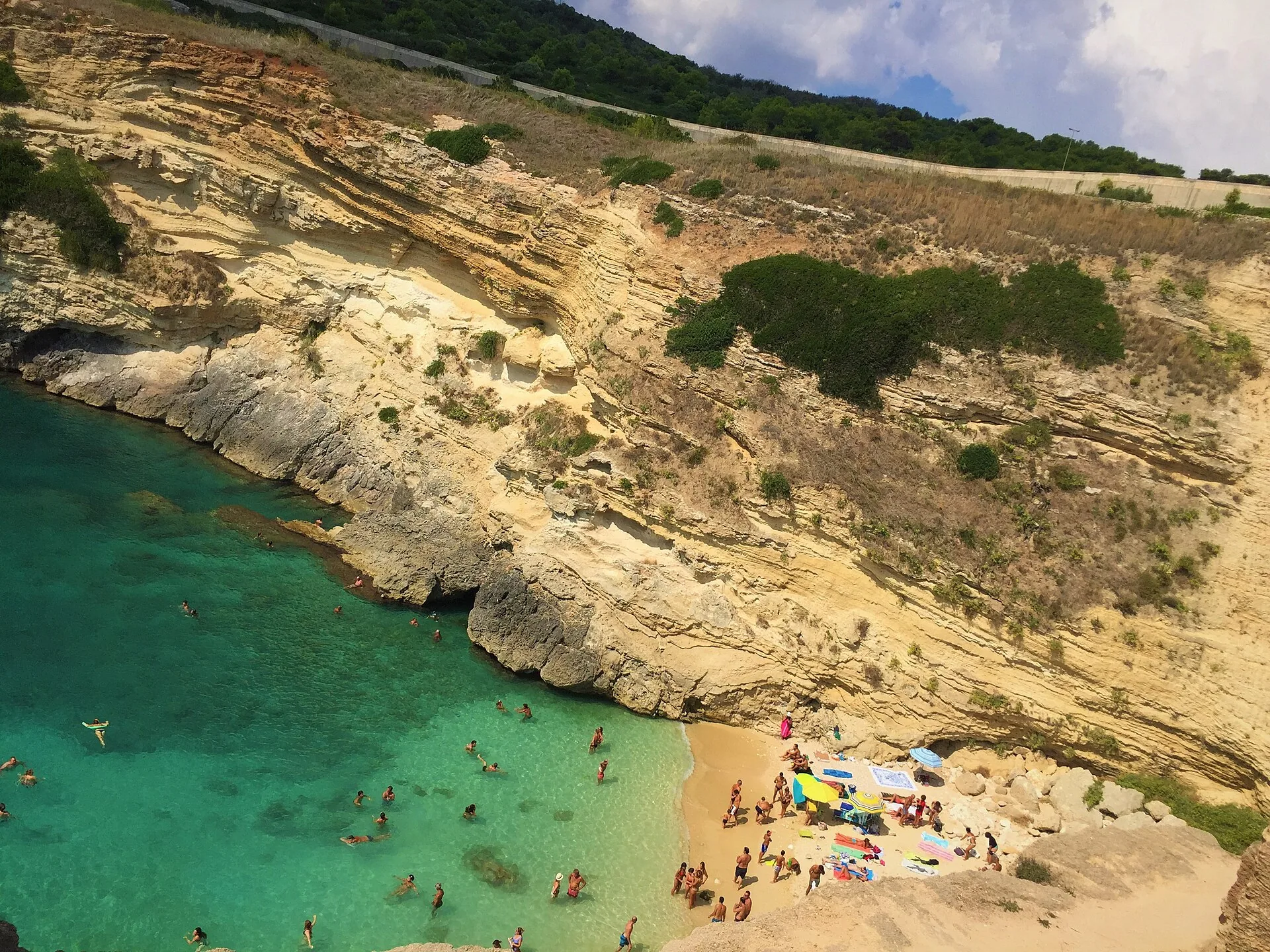 Insenatura rocciosa della costa salentina con mare limpido in una giornata estiva