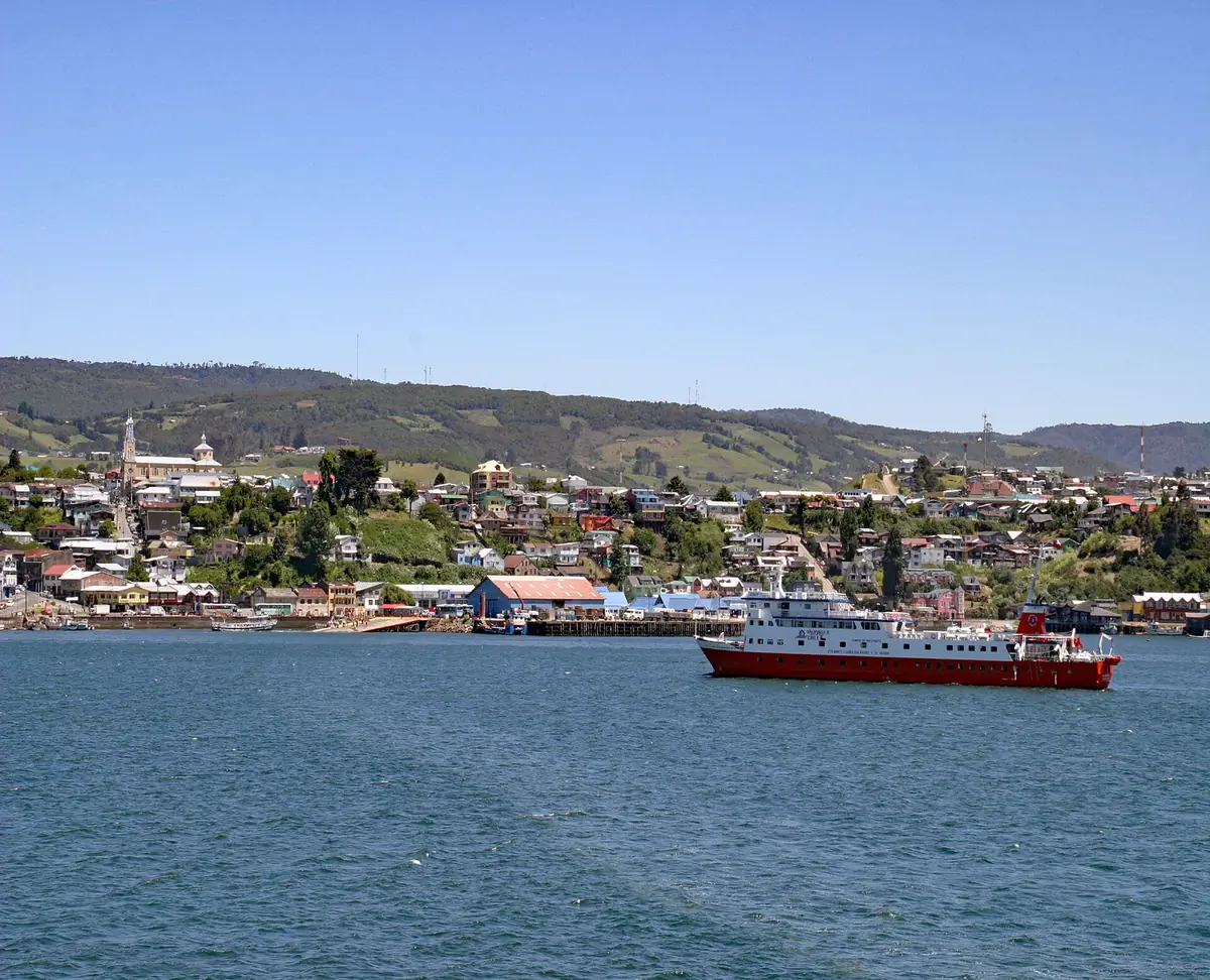 Vista della città di Castro con la chiesa in legno Iglesia de San Francisco a sinistra