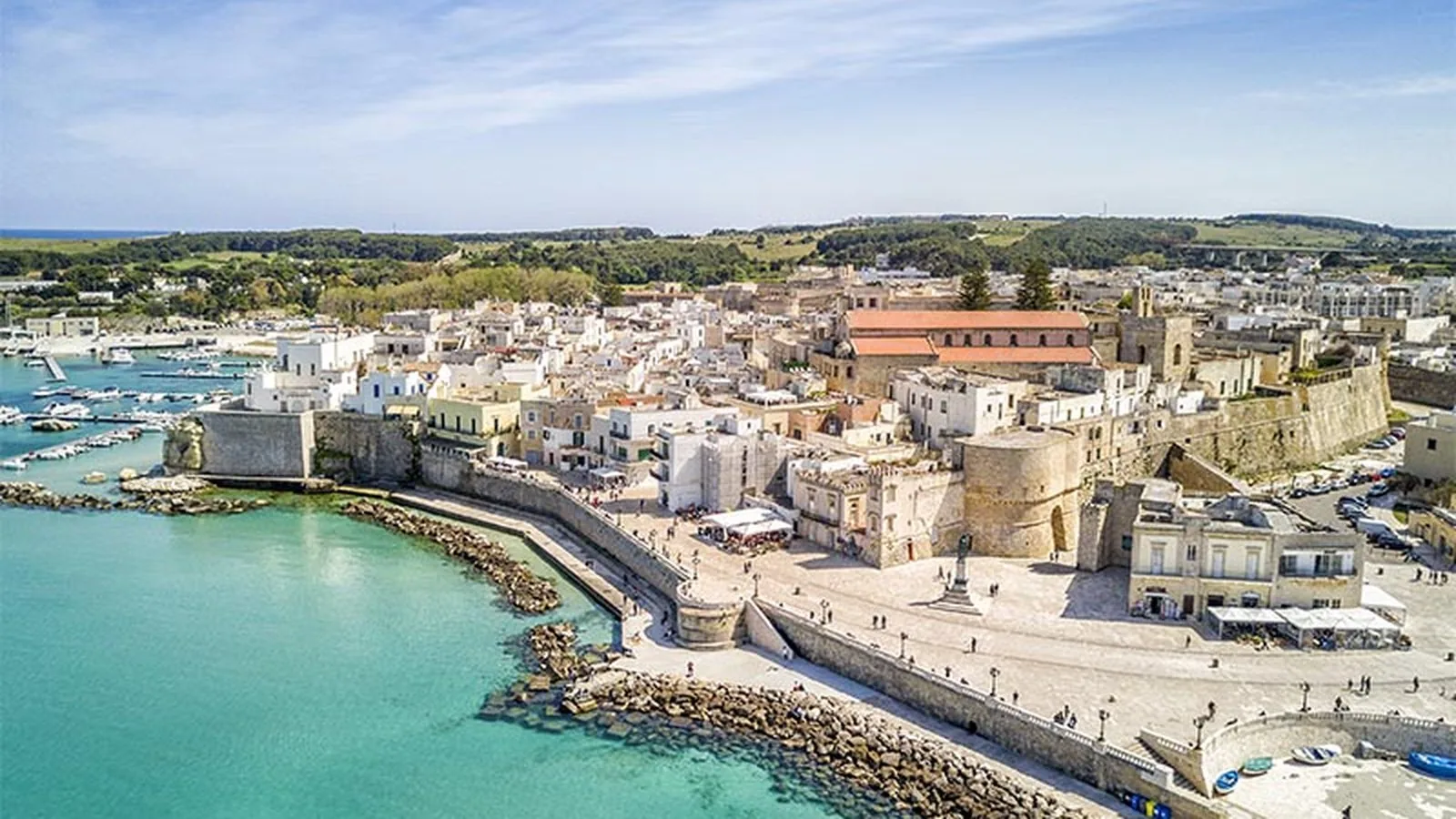 Il lungomare e le mura di Otranto con il centro storico e il castello aragonese sul mare