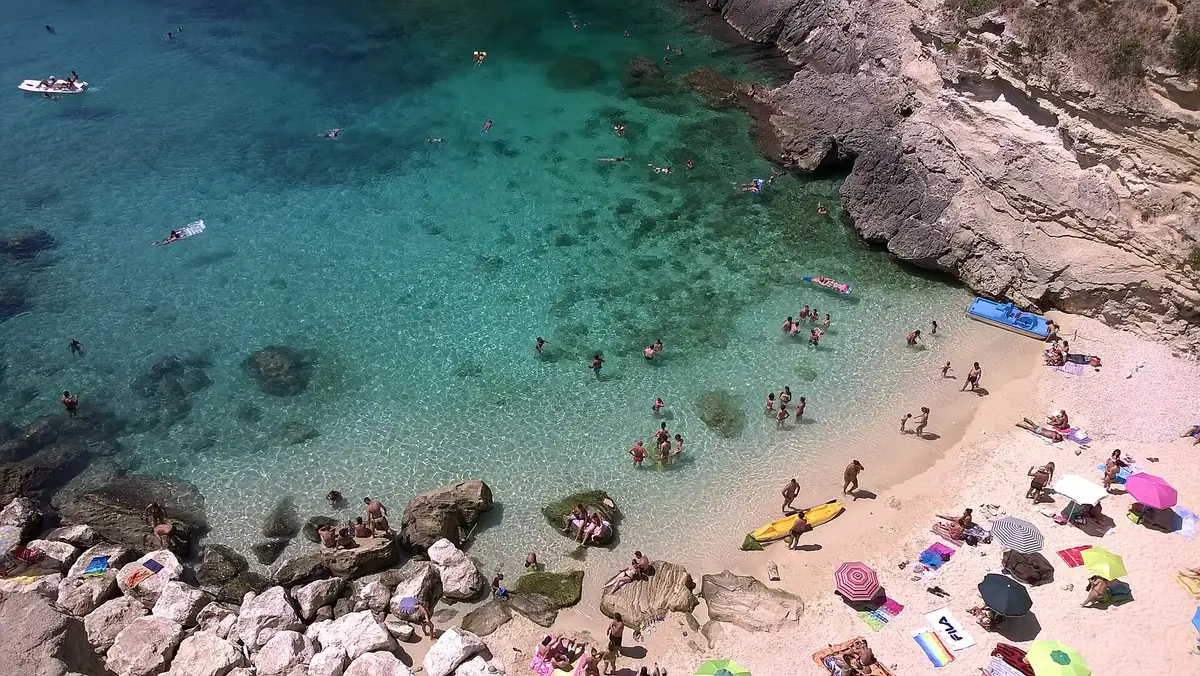 Vista panoramica di Porto Miggiano con costa rocciosa e mare