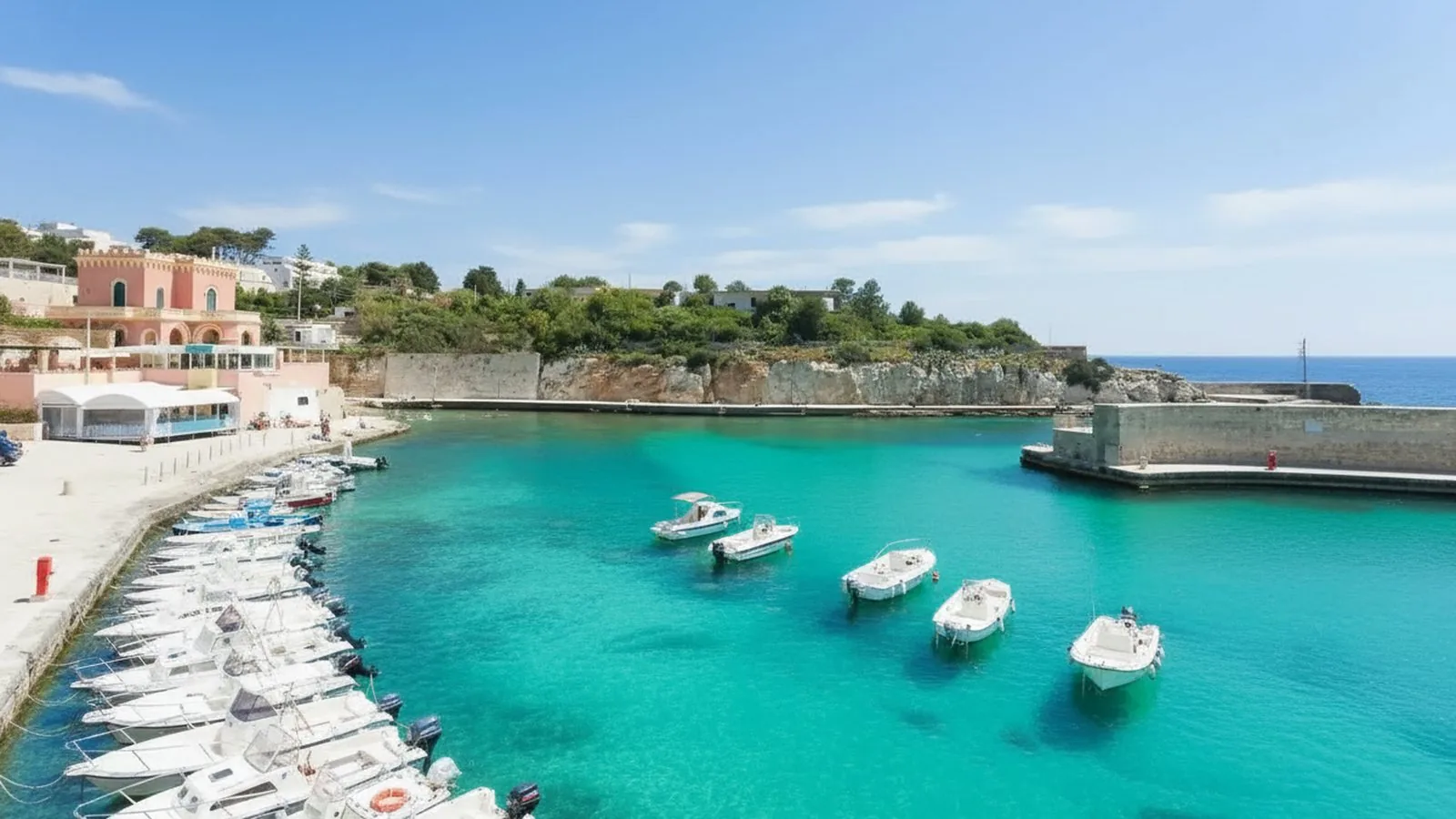 Le barche in legno ormeggiate nel piccolo porto di Tricase Porto fra le rocce della costa